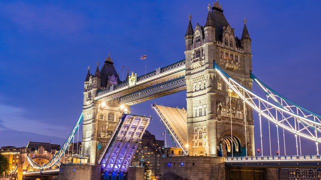Tower Bridge Geöffnete Tower Bridge in London bei Nacht, hell erleuchtet